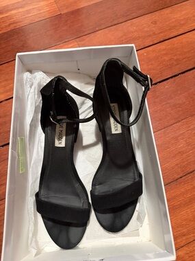 Steve Madden Black Suede Ankle-Strap Heels size 6 women’s